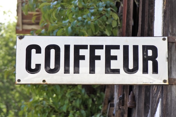 Parrucchiere abusive fermate ad Avellino, acconciature direttamente per strada