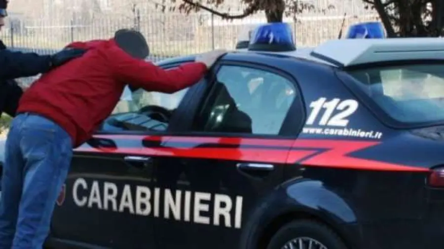 Tenta di strozzare la moglie davanti ai figli piccoli: Arrestato 38enne Irpino