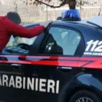 Tenta di strozzare la moglie davanti ai figli piccoli: Arrestato 38enne Irpino