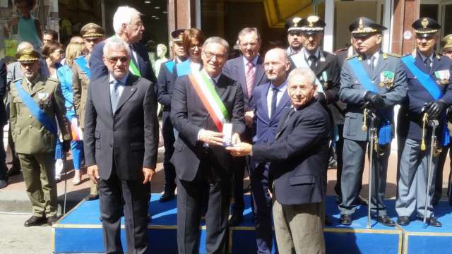 Il prefetto di Avellino consegna ai montoresi due onorificenze