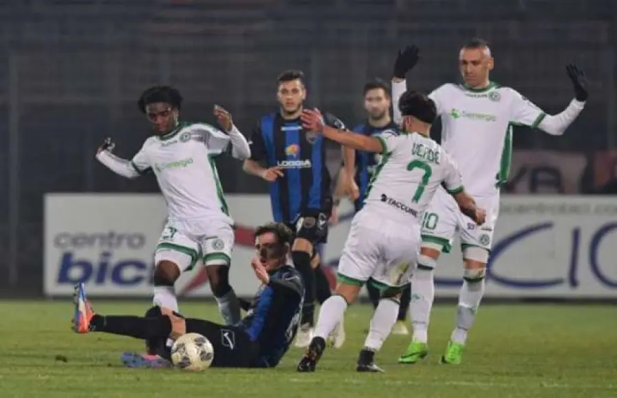 Avellino-Latina, i convocati: Novellino recupera Jidayi, ecatombe per Vivarini, 8 assenti