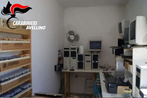 Montoro, scoperto con 12mila CD e DVD falsi, denunciato 45enne