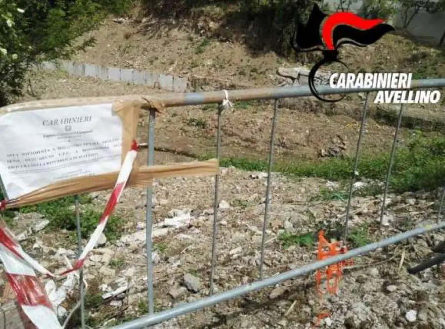 Solofra, utilizza l'argine del torrente come discarica: Denunciato imprenditore