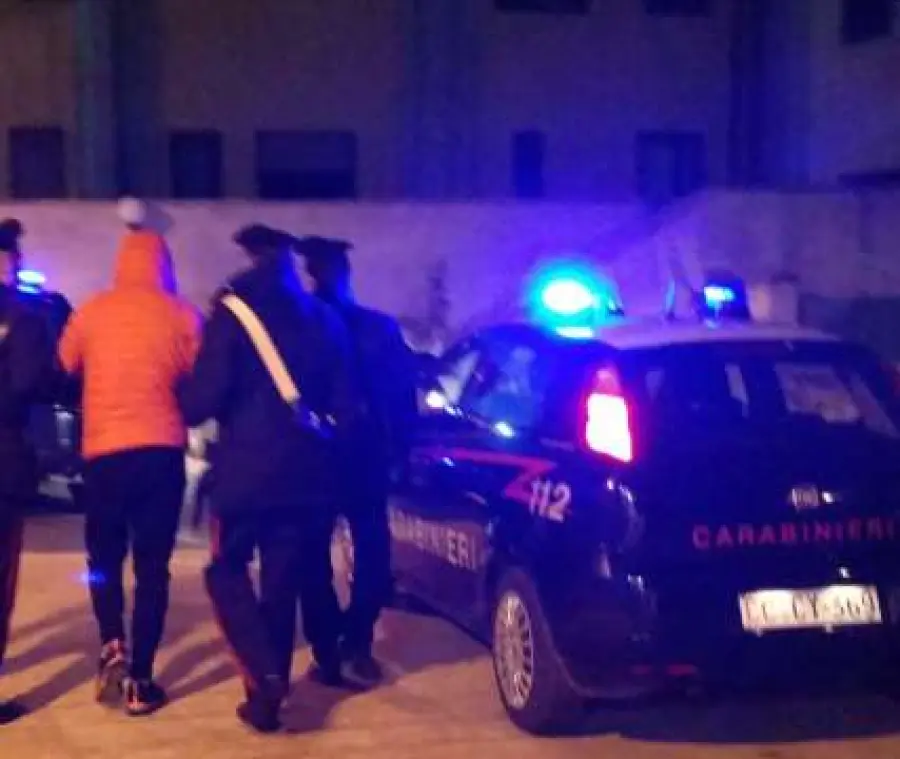 Passeggia per le strade di Solofra, ma è agli arresti domiciliari: arrestato 35enne