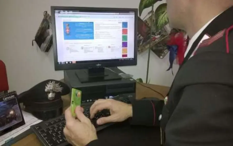 Solofra, truffa e trasferisce 2.600 euro sulla sua carta: denunciato 25enne