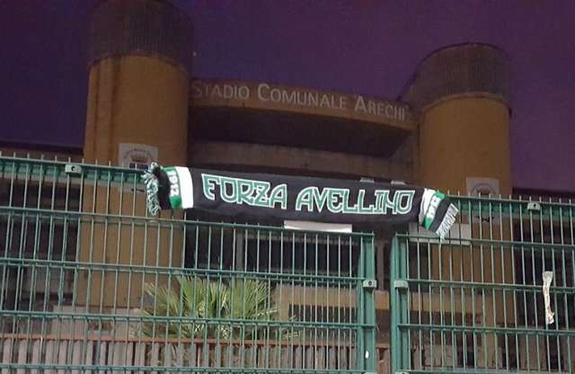 A Carnevale ogni scherzo vale: una sciarpa dell'Avellino all'Arechi