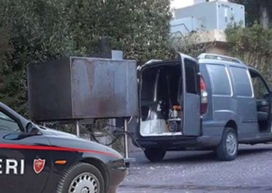 Montoro, 40enne tenta di rubare una cucina da un albergo usando un muletto!