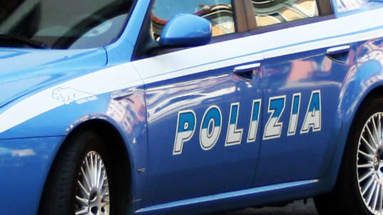 Poliziotto fuori servizio blocca uno scippatore