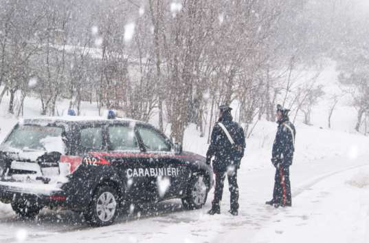 Litiga con il marito e si allontana. Salvata dai Carabinieri: trovata svenuta nella neve