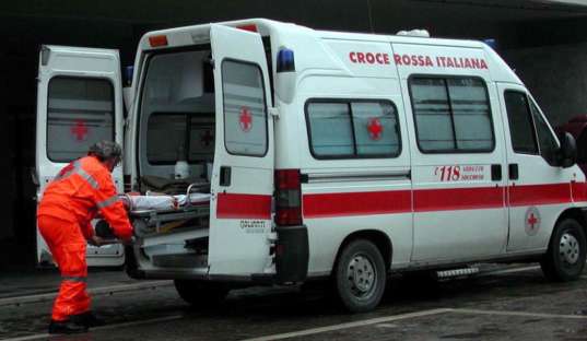 Avellino, migliorano le condizioni della 23enne caduta dal balcone