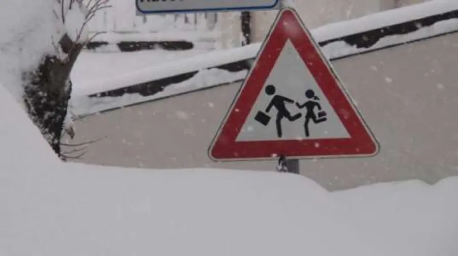 Avellino, scuole schiuse anche domani. Foti: studenti a casa in via precauzionale