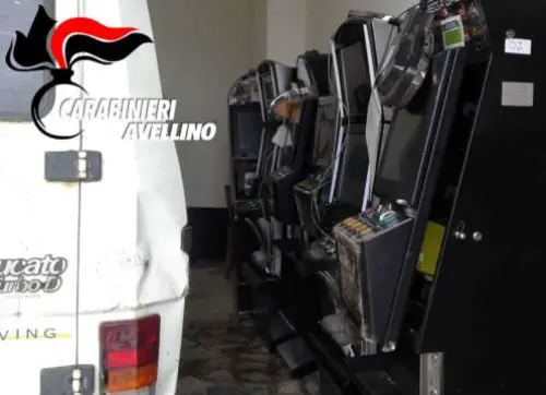 Ladri in fuga dopo aver svaligiato una sala giochi: bloccati dalla neve scappano a piedi