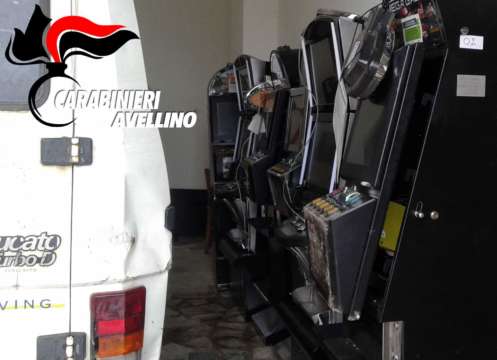 Ladri in fuga dopo aver svaligiato una sala giochi: bloccati dalla neve scappano a piedi