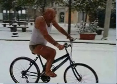 Pietro non teme la neve, in canotta e pantaloncini pedala contro i pregiudizi