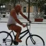 Pietro non teme la neve, in canotta e pantaloncini pedala contro i pregiudizi