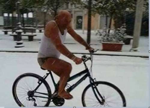 Pietro non teme la neve, in canotta e pantaloncini pedala contro i pregiudizi