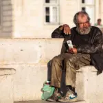 Povertà: rovistando tra i rifiuti in pieno giorno