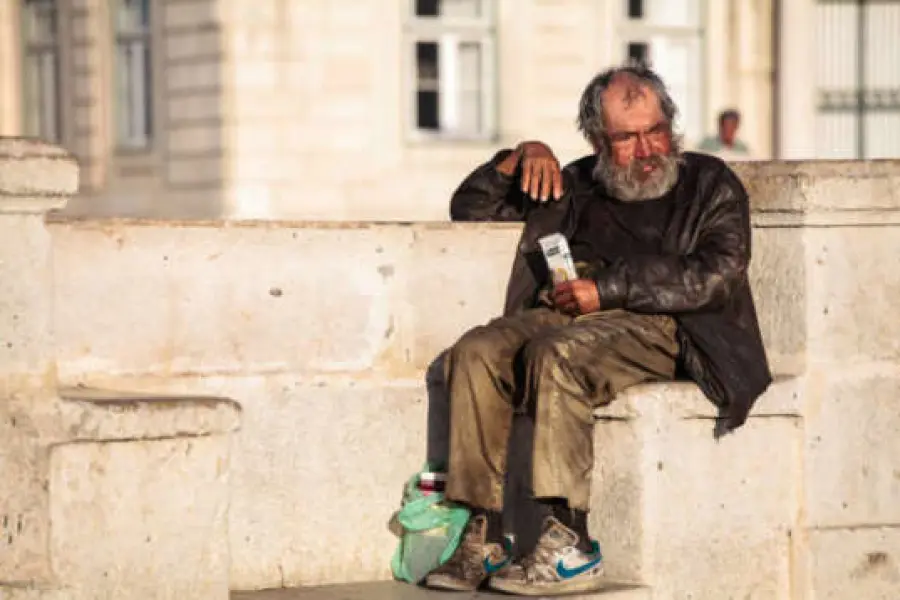 Povertà: rovistando tra i rifiuti in pieno giorno