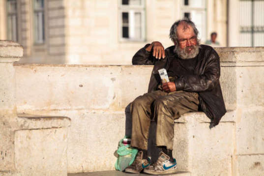 Povertà: rovistando tra i rifiuti in pieno giorno