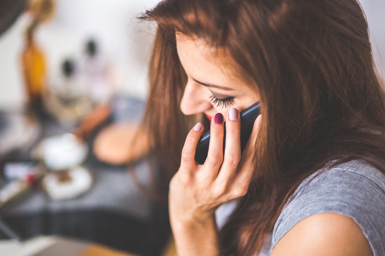 Incertezza e relazioni a distanza: perché cresce la richiesta di consulenze telefoniche