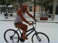 Pietro non teme la neve, in canotta e pantaloncini pedala contro i pregiudizi Pietro Banzano