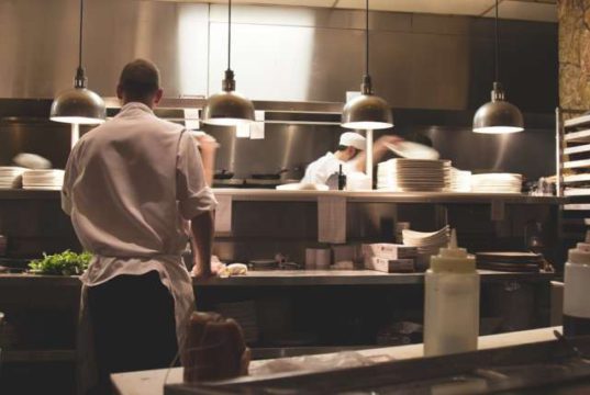 Quali sono le considerazioni da fare per aprire un ristorante